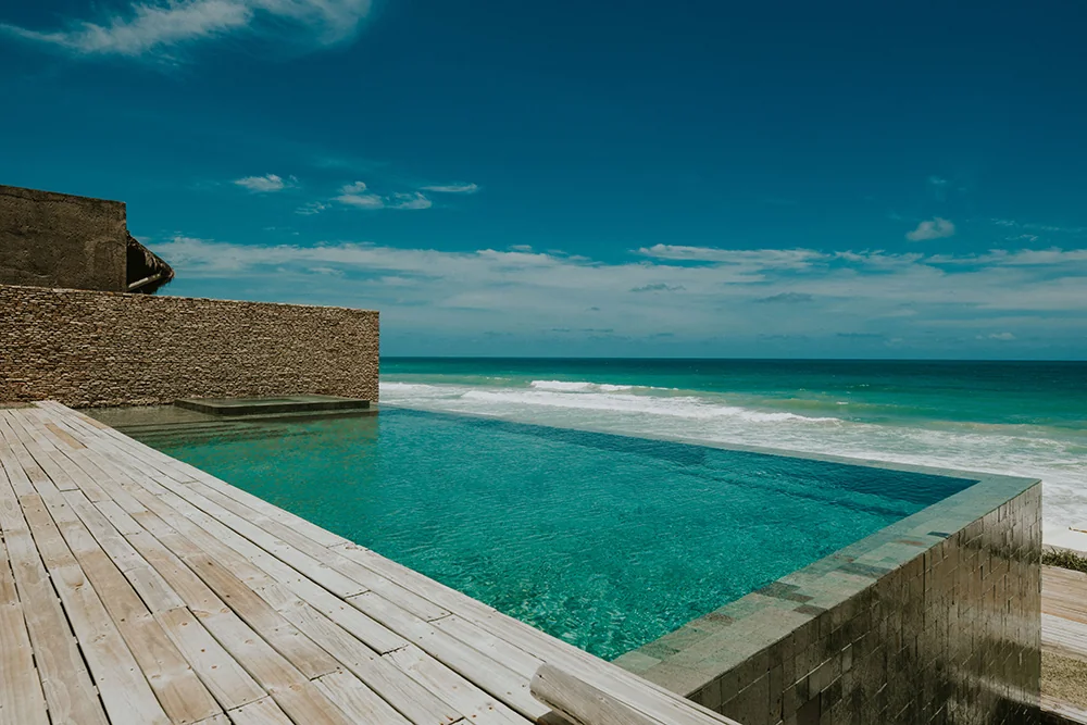 Piscina privativa de borda infinita diante do oceano